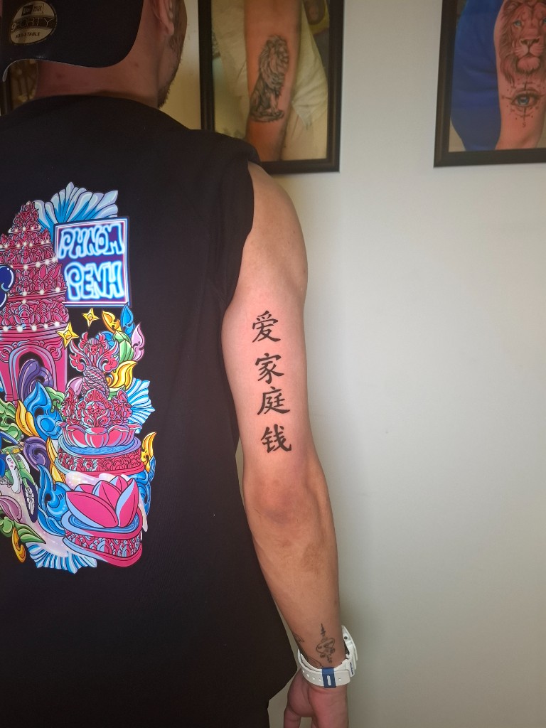 Vertical Chinese lettering on upper arm